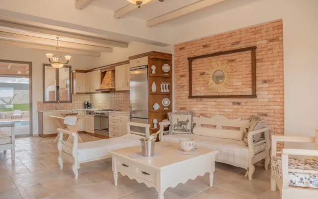 Avelia Luxury Villa With Private Pool