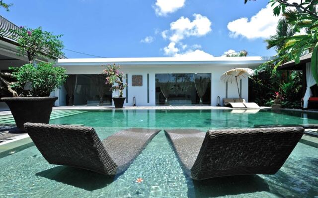 Elegant Private Villa, 3 BR, Seminyak With Staff