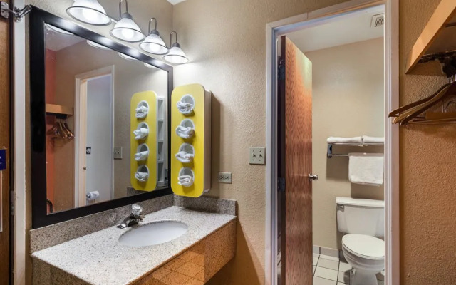 Motel 6 Libertyville, IL