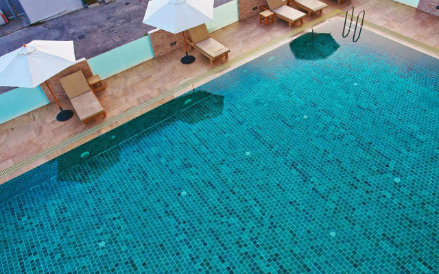 Leenova Hotel