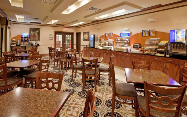 Holiday Inn Express & Suites McPherson by IHG