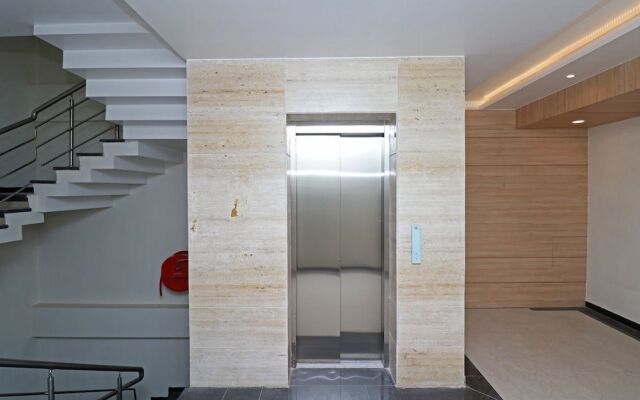 Capital O 30624 Hotel Triton