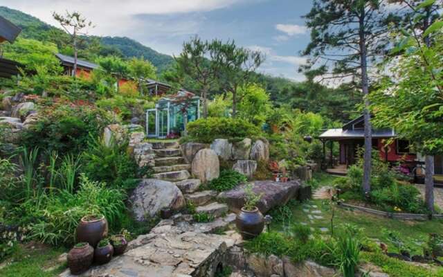 Sancheong Dolkkotdam Pension