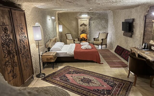 Asma Alti Cave Suits