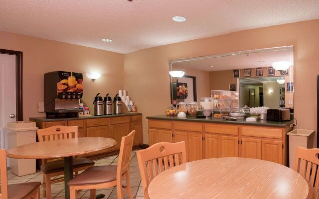 Red Roof Inn & Suites Pensacola East - Milton