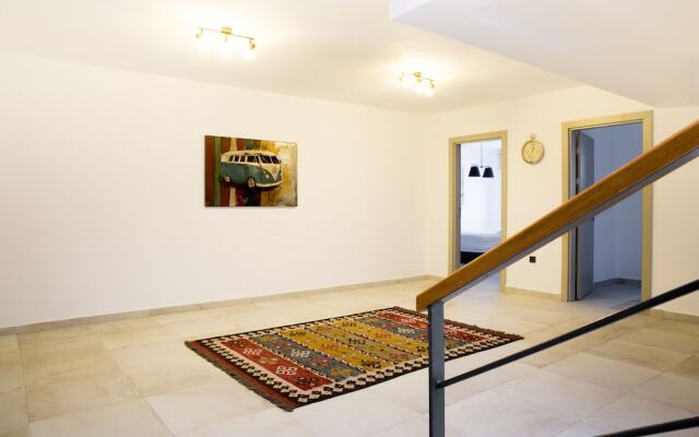 Important Group Villa Ata