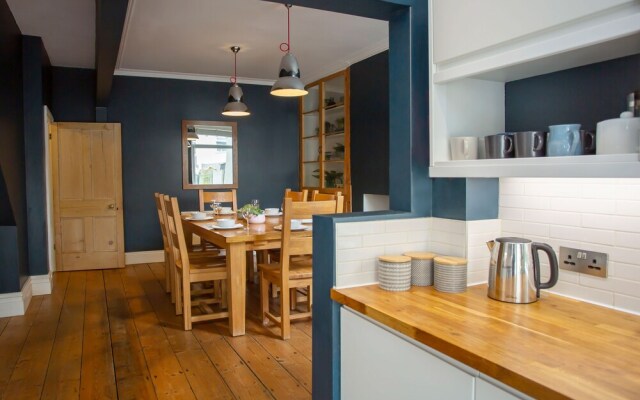 Sleek & Stylish Bristol Getaway With Garden