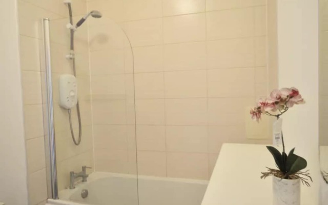 1 Bedroom Apartment In Leith
