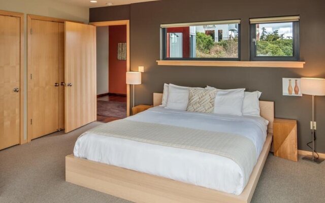 Island Inn at 123 West