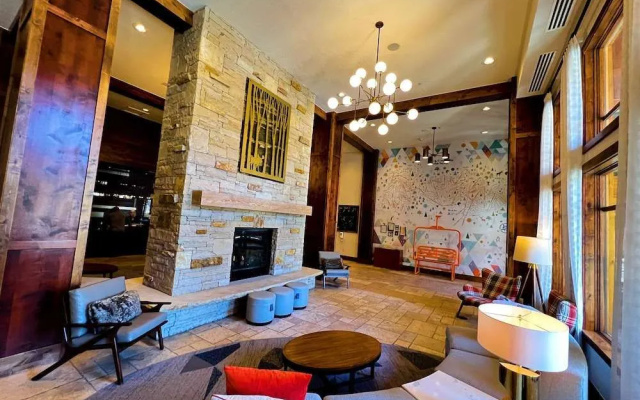 Calming Canyons Ski-in/ski-out Luxe Penthouse