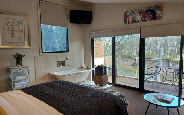 Adelphi Apartment 6 Riverview 2 BDRM or 6A King Studio Riverview both with balconies – Guest Rooms – Echuca