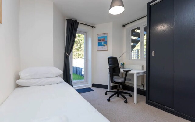 Stylish 2 Bedroom Flat With Large Private Garden