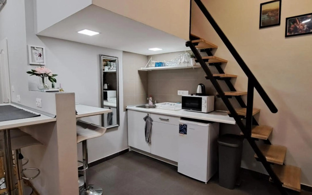 6-Pack Apartment in the Party District