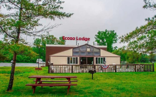 Econo Lodge Watertown