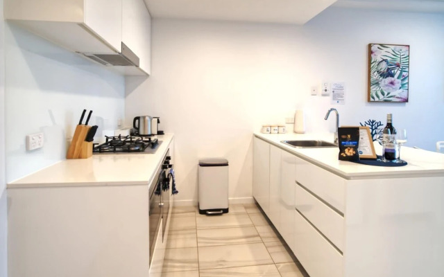 2BR Food Drink Hub Pool 2 Cars Gym Rooftop