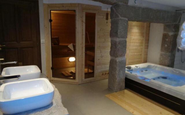 Gîte Essertines-en-Donzy, 5 pièces, 10 personnes - FR-1-496-200