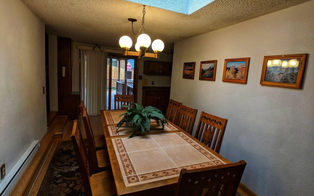 Foot of the Mountain Motel