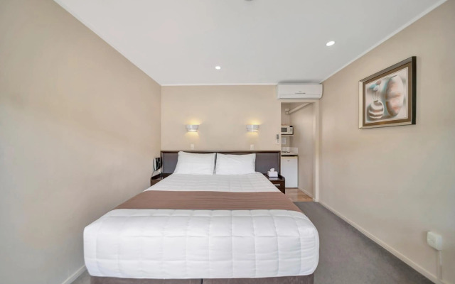 Tudor Court Motor Lodge