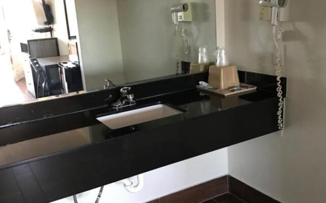 Moonlight Inn & Suites