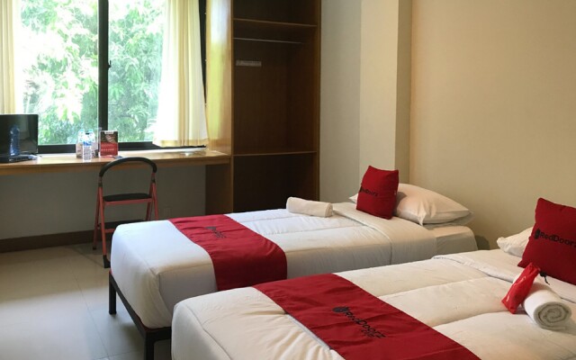 RedDoorz Plus @ Bitung City Center