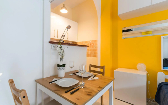 Sunny Studio with balcony in Party District