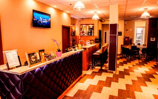 Six Inn Hotel