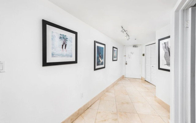 Private Residence at Castle Beach by LRMB