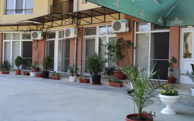 Meni Apartments and Guest Rooms