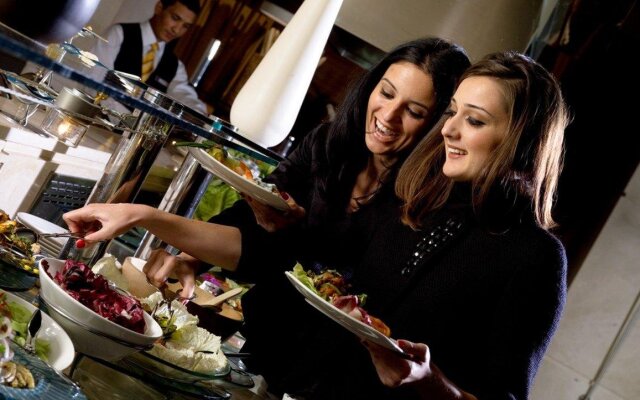 Hyatt Regency Al Kout Mall