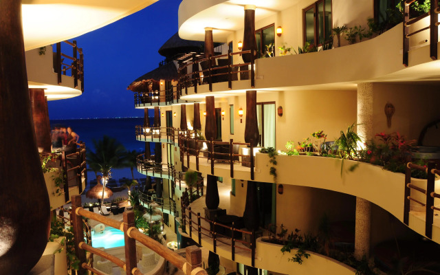 El Taj Oceanfront & Beachside Condo Hotel