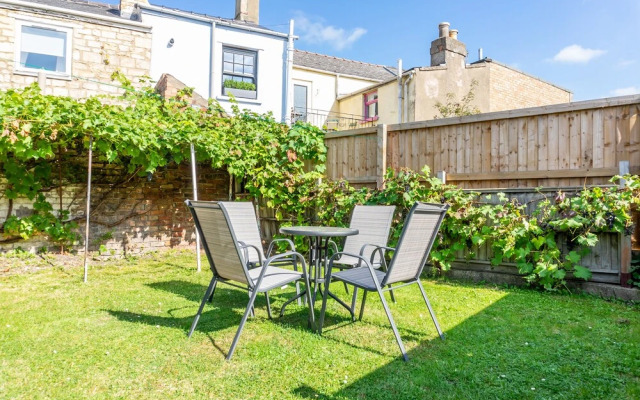 Comfy, 2 Bed House, Sleeps 6 with Garden and Free Parking in Cheltenham