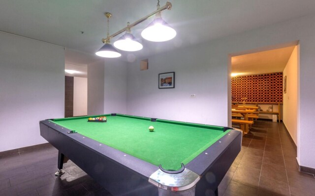 Amazing Home in Mravince With Sauna, Wifi and 9 Bedrooms