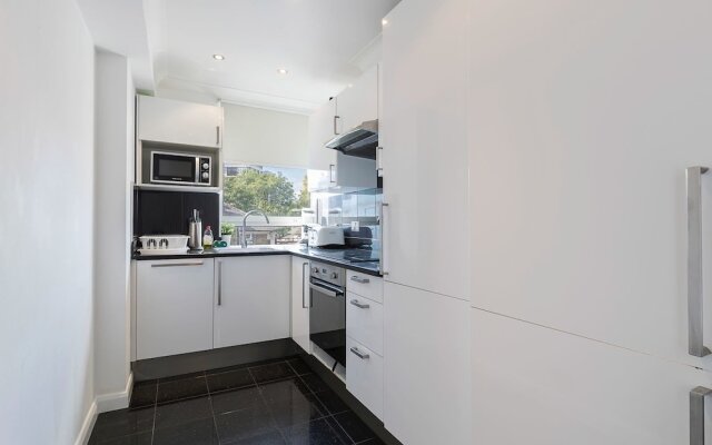 Three Bed Greville Luxury Apt parking 1