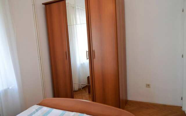 Stunning 2-bed Apartment in Okrug Gornji