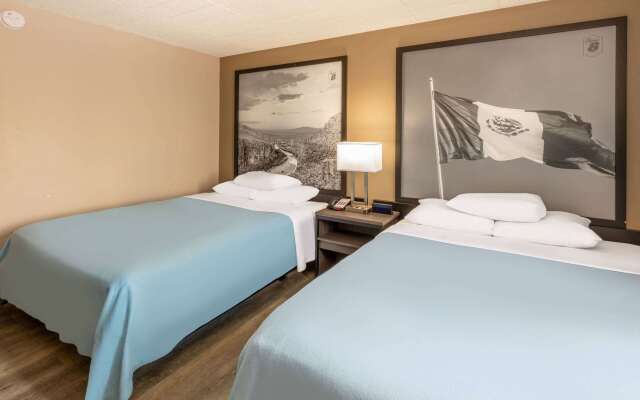 Super 8 by Wyndham Laredo