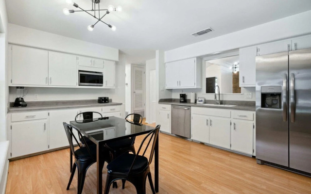 Quiet 4 Bedroom Home Located off Sola