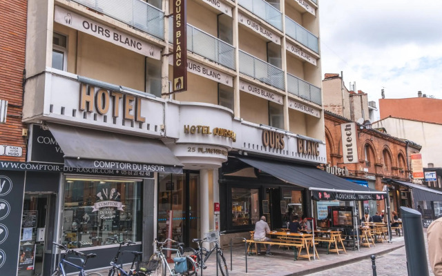 Ours Blanc - Place Victor Hugo
