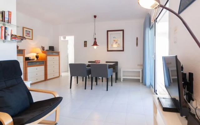 Cozy Apartment in Roses with Sea Nearby