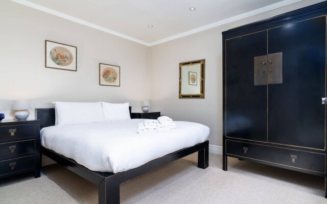 Luxury 2BR Flat in Knightsbridge W/patio, 4 Guests