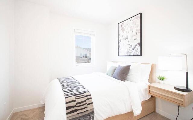 Luxurious 3 Bedroom Townhouse Free Parking and Wifi