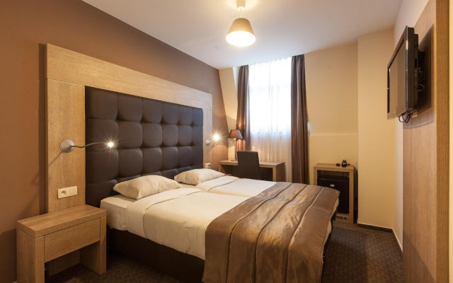 Twin room (twin beds)