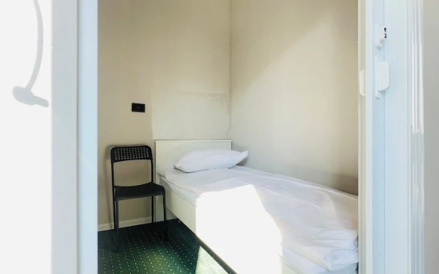 Center Capsule Hotel