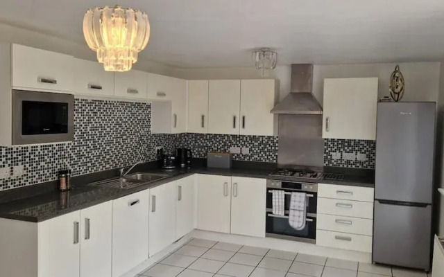 4-bed Charming Pet-friendly House w/ Garden