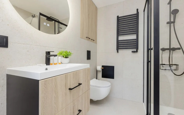 Al. Solidarności Apartment by Renters