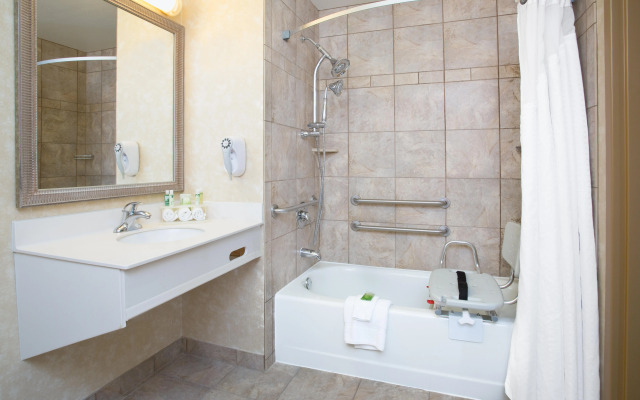 Holiday Inn Express & Suites Minot by IHG