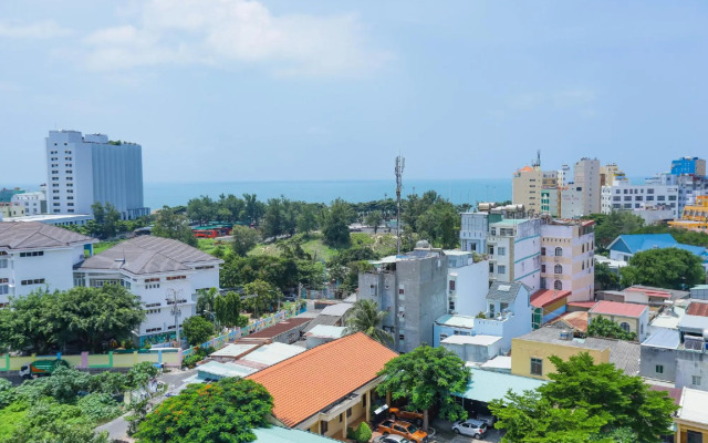 Caroline Beach Vung Tau