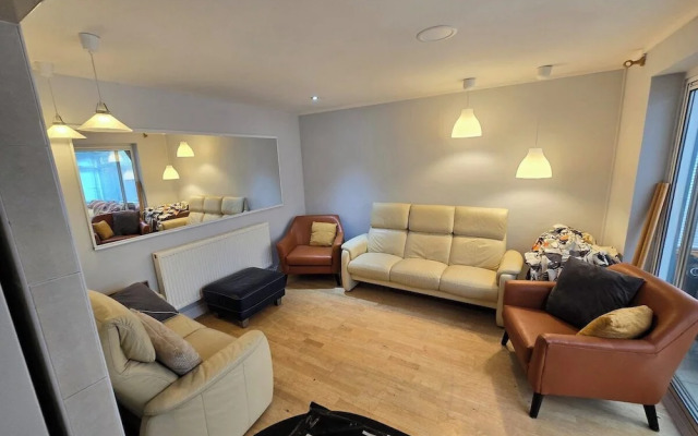 Spacious 6-bed house - 12 mins Gatwick