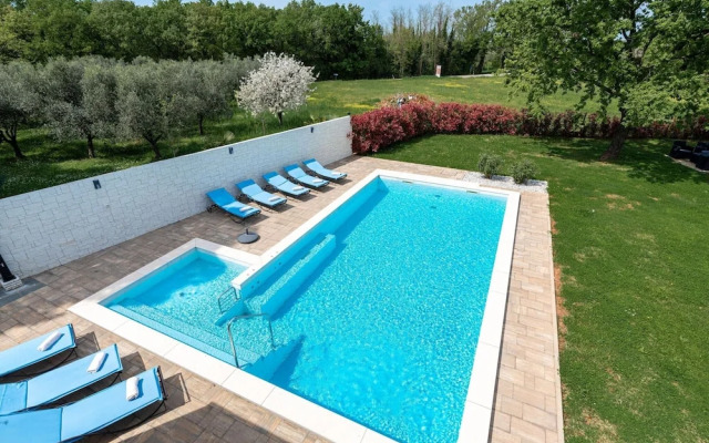 Luxury Villa With Swimming Pool and Sauna