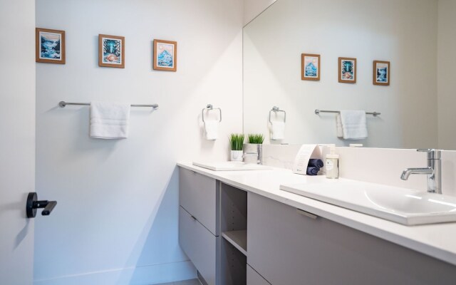 Huckin' Harry's by Revelstoke Vacations