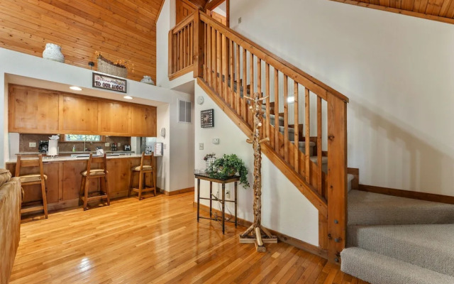 Whispering Woods Lodge - Sleeps 6 2 Bedroom Home by RedAwning